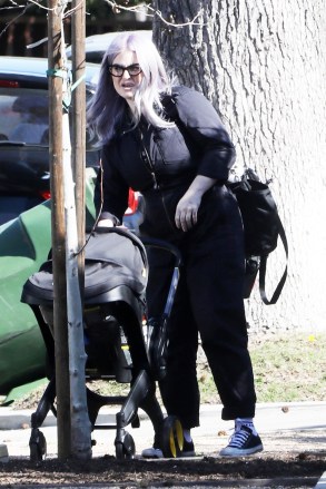 Los Angeles, CA - *EXCLUSIVE* - Kelly Osbourne gets all the help she can get as she steps out with newborn Sidney in Los Angeles Angeles . Kelly has a friend who helped load Sidney's car seat into Kelly's ride after attending a newborn support group. Pictured: Kelly Osbourne BACKGRID USA FEBRUARY 15, 2023 BYLINE MUST READ: Stefan / BACKGRID USA: +1 310 798 9111 / usasales@backgrid .com UK: +44 208 344 2007 / uksales@backgrid.com *UK Customers - Photos containing children, please pixelate face before publishing*